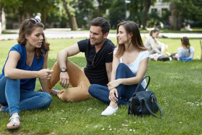 Grupa ludzi podczas rozmowy