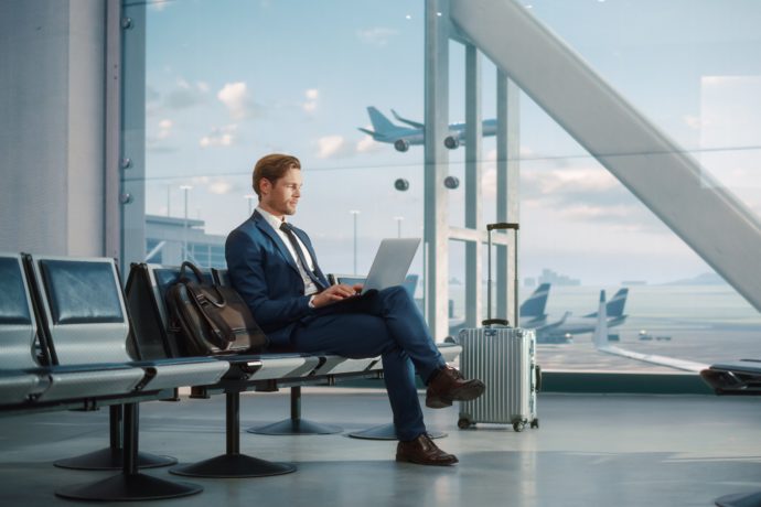 Mężczyzna na lotnisku podczas podróży służbowej