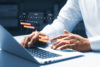 Zarządzanie projektem, mężczyzna planujący etapy projektu