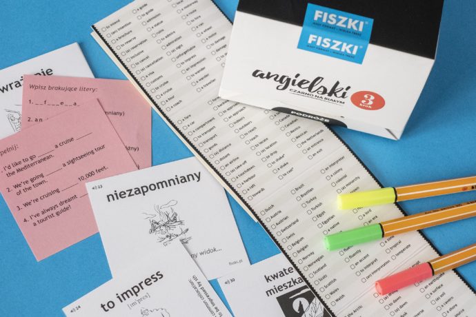 Zawartość pudełka fiszek angielski czarno na białym