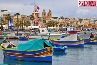 Charakterystyczne kolorowe łodzie rybackie w zatokach Maltańskich miasteczek