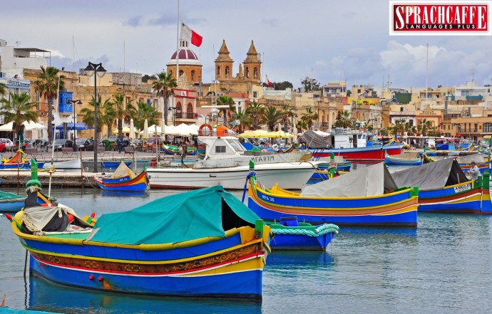 Charakterystyczne kolorowe łodzie rybackie w zatokach Maltańskich miasteczek
