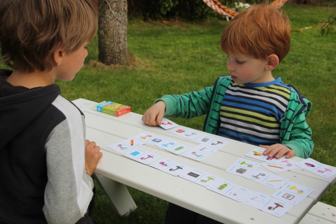 dzieci grające w domino