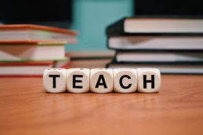 materiały dla nauczycieli angielskiego napis teach - uczyć