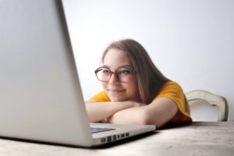 Kobieta z laptopem