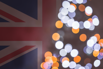 choinka na tle brytyjskiej flagi