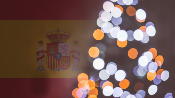 choinka na tle hiszpańskiej flagi