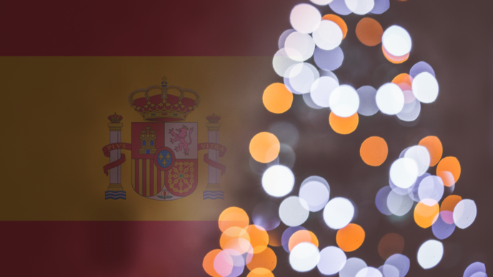 choinka na tle hiszpańskiej flagi