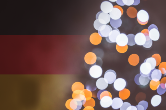 choinka na tle niemieckiej flagi