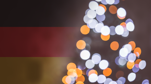 choinka na tle niemieckiej flagi