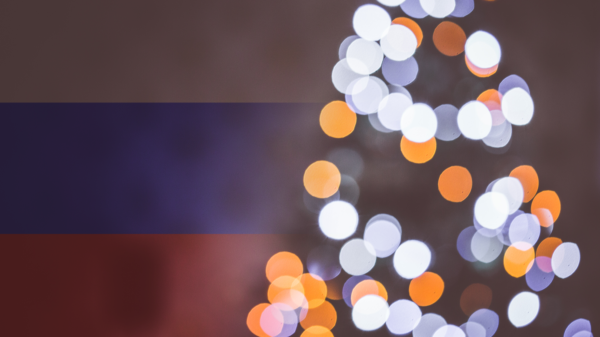 choinka na tle rosyjskiej flagi