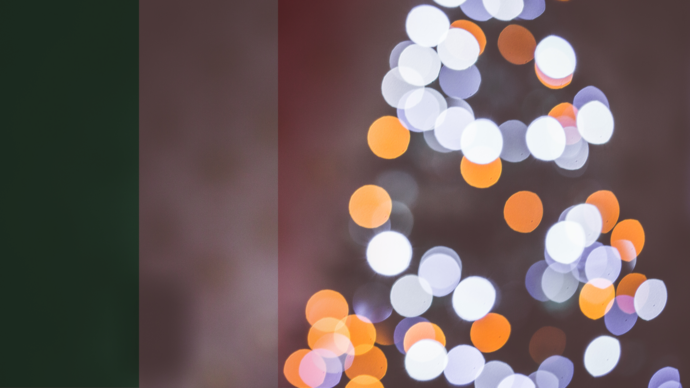 choinka na tle włoskiej flagi